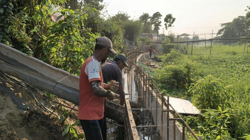 ১৩ কোটি টাকার প্রকল্পে অনিয়ম: মুরাদনগরে নিম্নমানের নির্মাণ ভেঙে ফেললেন প্রকৌশলী, সাব-কন্ট্রাক্ট বাতিল