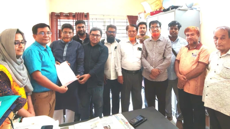 গণমাধ্যম সপ্তাহের রাষ্ট্রীয় স্বীকৃতির দাবিতে পটিয়ায় স্মারকলিপি