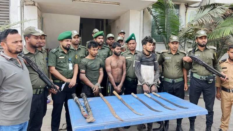 সীতাকুণ্ডে আবুল খায়ের স্টিল মিলে ডাকাতি চেষ্টা, তিনজন আটক