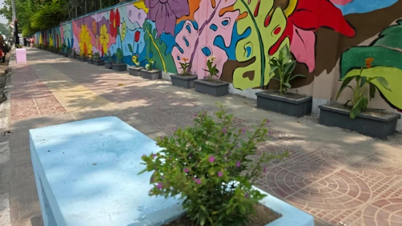 ফুলে ভরে উঠল ঢাকা মেডিকেল কলেজের সামনের ফুটপাত