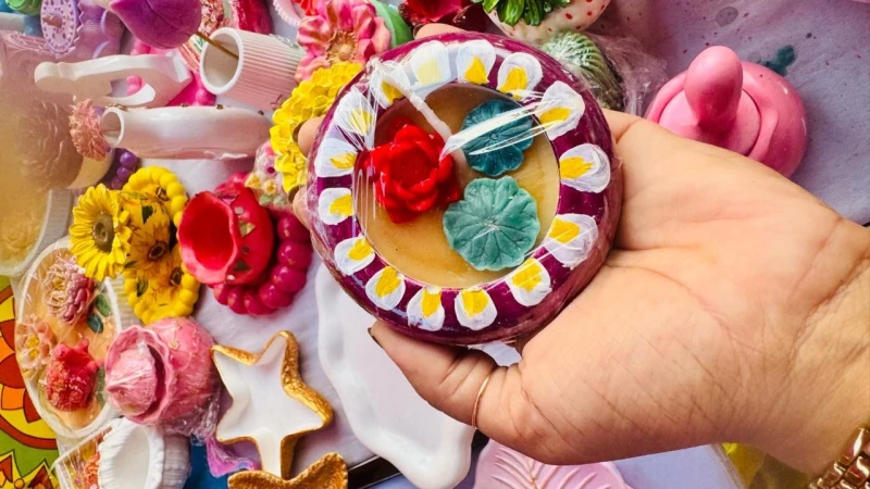 পেশার পাশাপাশি স্বপ্ন: ক্যান্ডেল স্টুডিওতে লোপার পথচলা