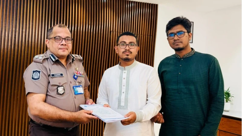 হামলাকারীদের গ্রেফতারের দাবিতে বিভাগীয় কমিশনারকে শিবিরের স্মারকলিপি