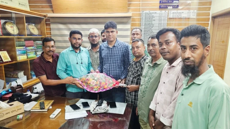 দুপচাঁচিয়ায় নবাগত ওসির সঙ্গে প্রেসক্লাব নেতৃবৃন্দের মতবিনিময়