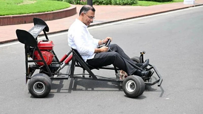 কলেজছাত্রের বানানো রেসিং কার চালিয়ে উৎসাহ দিলেন প্রধানমন্ত্রী