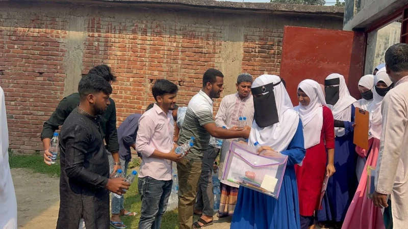 মুরাদনগরে তীব্র গরমে এসএসসি পরীক্ষার্থীদের মাঝে বিশুদ্ধ পানি বিতরণ