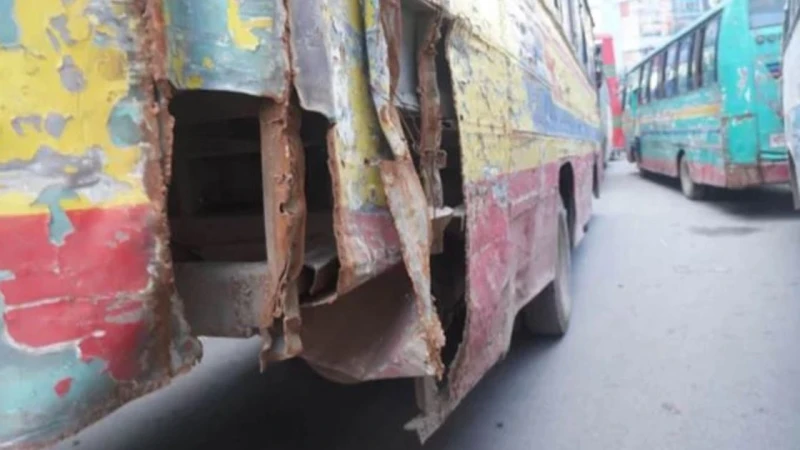 সরকার বদলালেও বদলায়নি ঢাকার লক্কড়ঝক্কড় বাস, যাত্রী ভোগান্তি চরমে