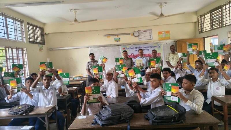 পটিয়ায় মাদকবিরোধী কার্যক্রম: শিক্ষার্থীদের মাঝে লিফলেট ও শিক্ষা উপকরণ বিতরণ