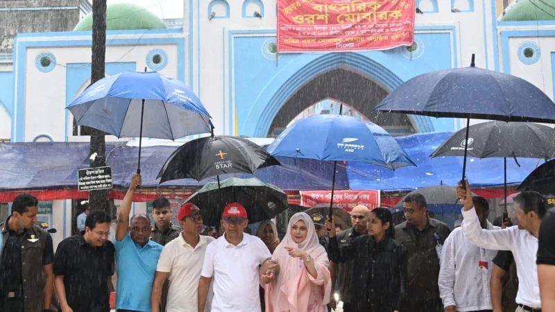 সিলেট সফরে পৌঁছে শাহজালাল (র.) মাজার জিয়ারত শেষে চাঁদনীঘাটে প্রধানমন্ত্রী