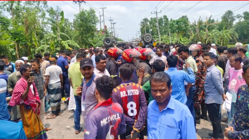 ট্রাকচাপায় দুমড়ে-মুচড়ে অটোরিকশা, নিহত ৩ নারী