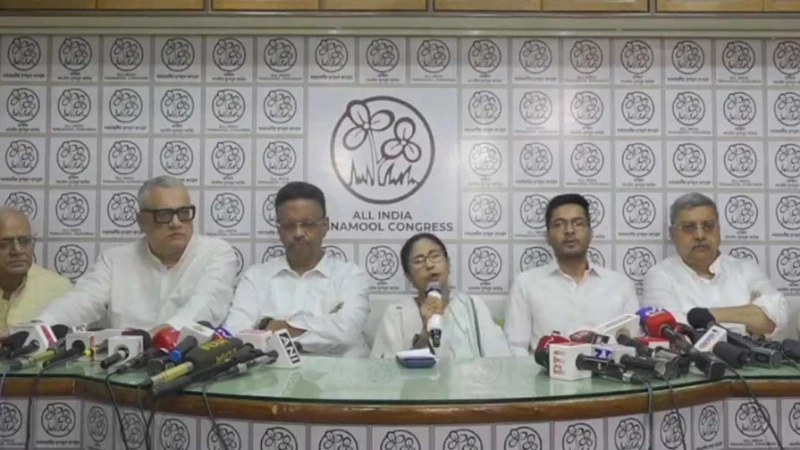 ভোটের ফলাফল মানবেন না মমতা, মুখ্যমন্ত্রীর পদ না ছাড়ার ঘোষণা