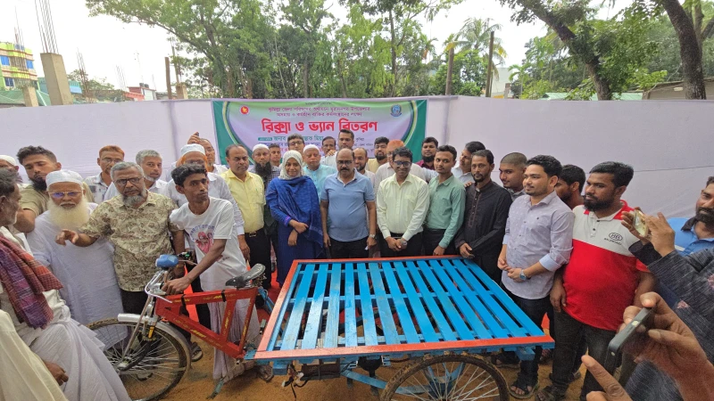 মুরাদনগরে ২৬৪ হতদরিদ্র পরিবারের পাশে জেলা পরিষদ: ভ্যান ও সেলাই মেশিনে ঘুরে দাঁড়ানোর স্বপ্ন