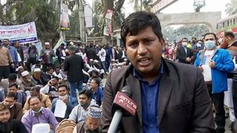 জাতীয়করণের দাবিতে রাস্তা বন্ধ করে মাধ্যমিকের শিক্ষকদের অবস্থান