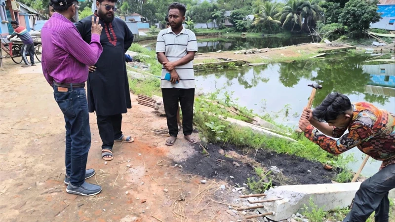 কাগজে উন্নয়ন, বাস্তবে অনিয়ম: মুরাদনগরের সড়ক প্রকল্পে ত্রুটি, ঠিকাদারকে ৩ দিনের আল্টিমেটাম