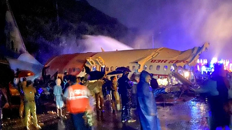 পোল্যান্ডে বিমান দুর্ঘটনায় পাইলটসহ ৫ জনের মৃত্যু