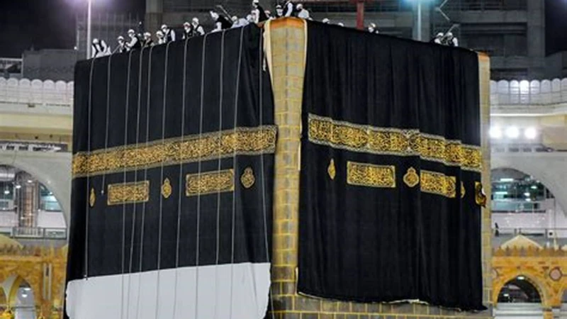 ১২০ কেজি স্বর্ণ ও ১০০ কেজি রুপার প্রলেপ রয়েছে কাবাঘরে নতুন গিলাফে