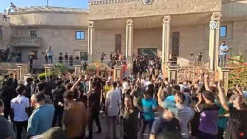 পবিত্র কোরআন পোড়ানোর ঘটনায় বাগদাদের সুইডিশ দূতাবাসে বিক্ষোভ