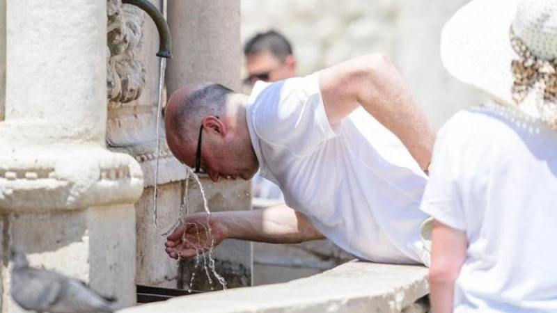 তীব্র গরমে অতিষ্ঠ তিন মহাদেশের মানুষ