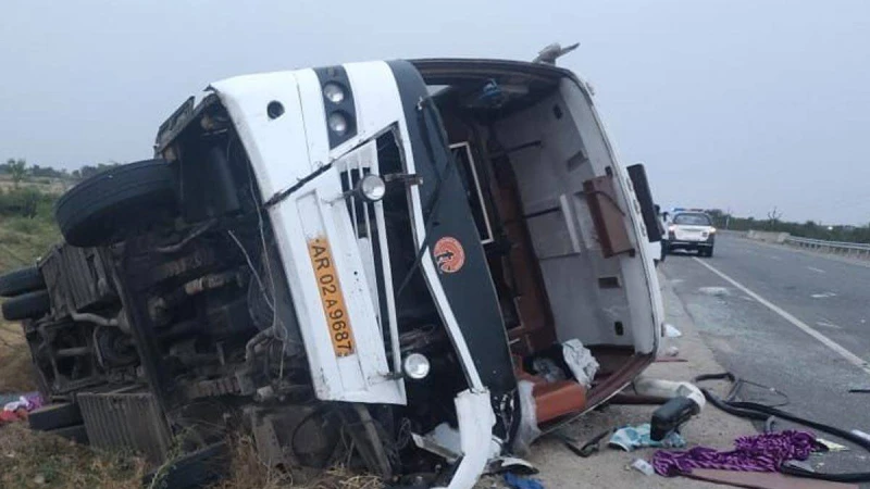 ঢাকা-ভাঙ্গা এক্সপ্রেসওয়েতে ওভারটেকিং করতে গিয়ে উল্টে গেল বাস, নিহত সুপারভাইজার