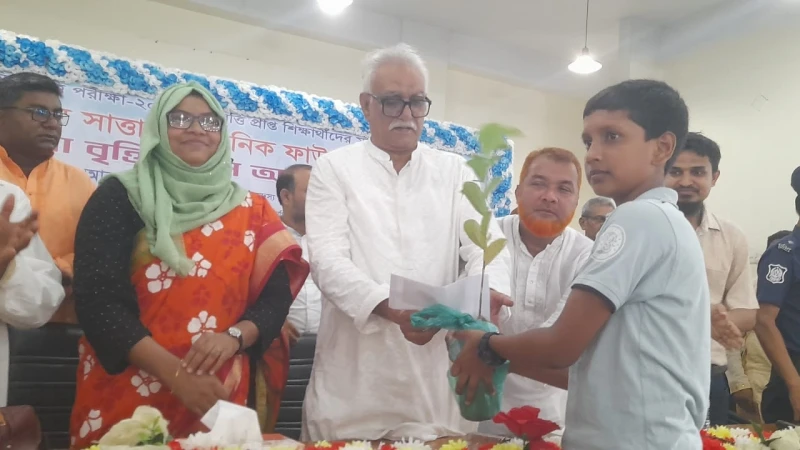 চারঘাটে প্রাথমিক বৃত্তি পরীক্ষায় উত্তীর্ণ শিক্ষার্থীদের সংবর্ধনা ও মেধাবৃত্তি প্রদান