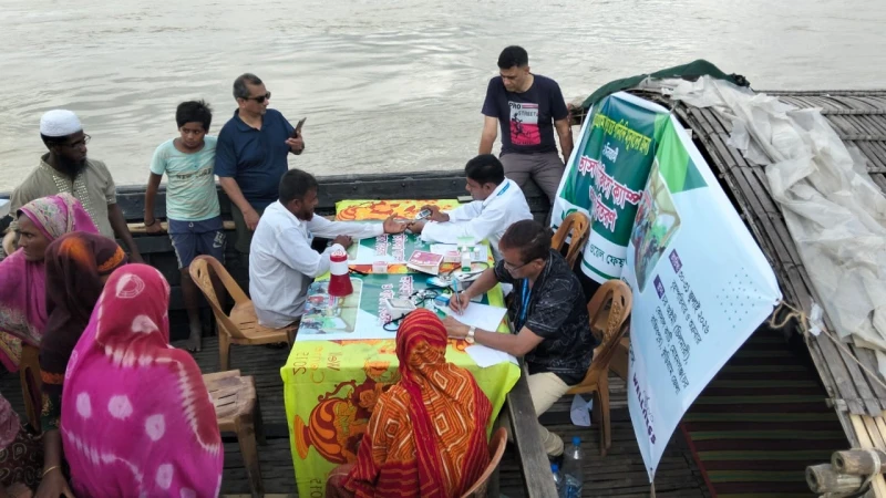 ব্রহ্মপুত্রের দুর্গম চরে এক্স নটরডেমিয়ান্স ফাউন্ডেশনের ভাসমান চিকিৎসা ক্যাম্প ও খাদ্য বিতরণ