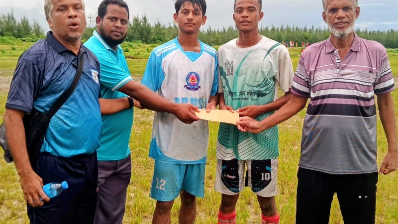 প্রীতি ফুটবল ম্যাচে দক্ষিণ হালিশহর উচ্চ বিদ্যালয়ের জয়
