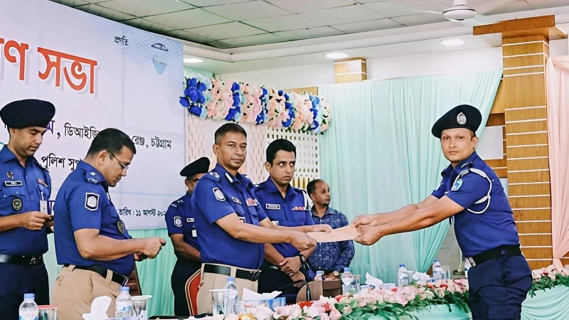 ক্লুলেস মামলার রহস্য উদঘাটনে পুরস্কৃত এসআই রাজু বড়ুয়া