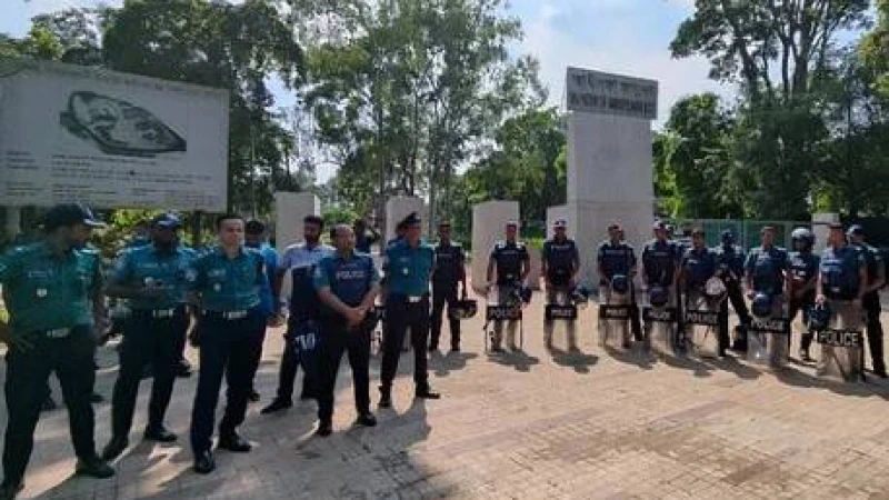 ঢাকার সোহরাওয়ার্দী উদ্যানে বিএনপির জনসমাবেশ উদ্যানে আশপাশে পুলিশের সতর্ক অবস্থান
