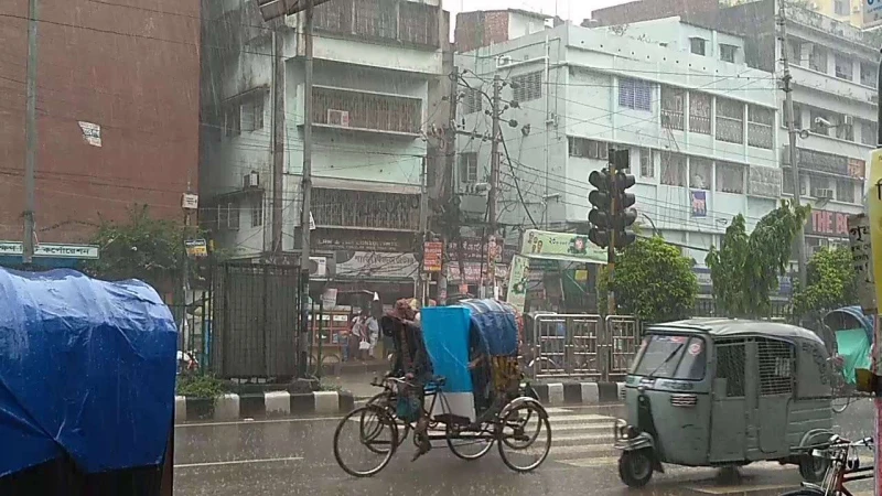 রাজধানীতে আজ মেঘলা আকাশ এবং সামান্য বৃষ্টি