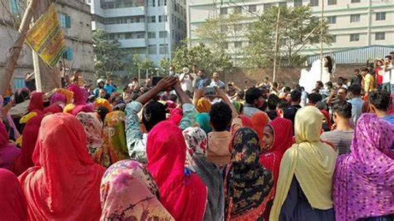গার্মেন্টস বন্ধ ঘোষণা ও ভাঙচুর এক দিন দেরিতে বেতন পাওয়ায়