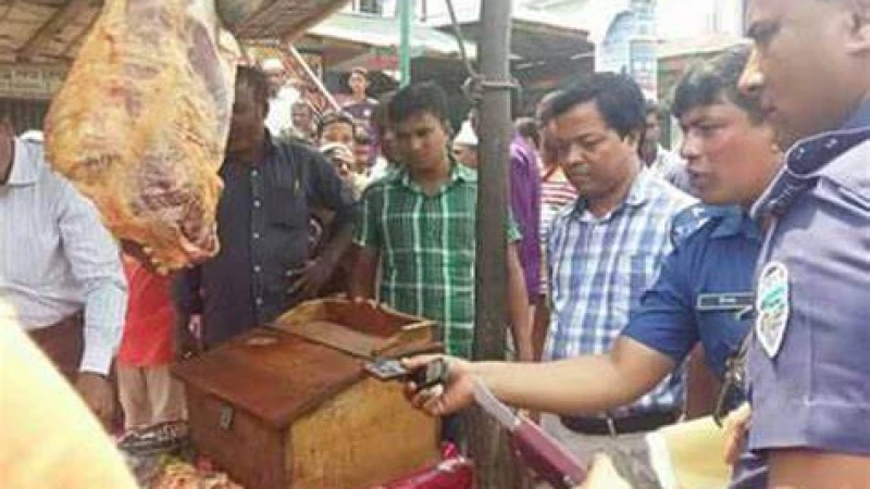 পাবনায় মরা গরুর মাংস বিক্রির চেষ্টার অভিযোগে এলাকাবাসীর হাতে আটক ২ কসাই
