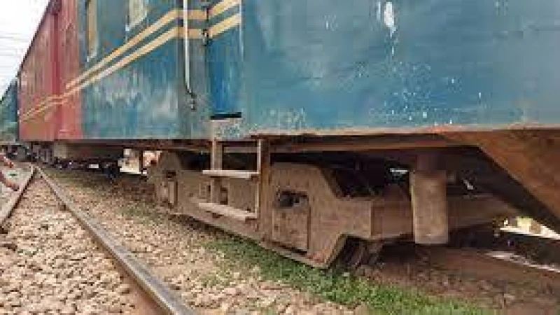 বগি লাইনচ্যুত হওয়ায় ঢাকা-ময়মনসিংহ রুটে ট্রেন চলাচল বন্ধ