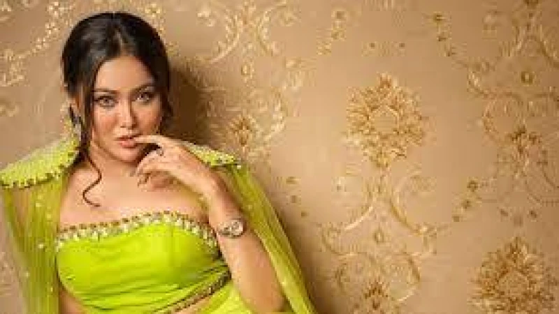 ৩ মিনিট ৫০ সেকেন্ড লাইভে এসে ধৈর্য ধরতে বললেন চমক