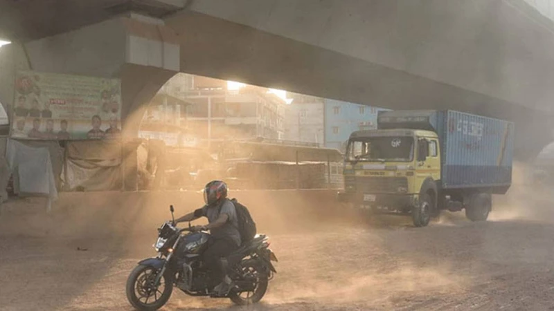 আজ বায়ুদূষণে ঢাকার অবস্থান ১৫তম