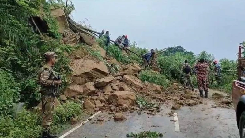 পাহাড় ধসে মহালছড়ি উপজেলার সঙ্গে গুইমারার সড়কে যানবাহন চলাচল বন্ধ