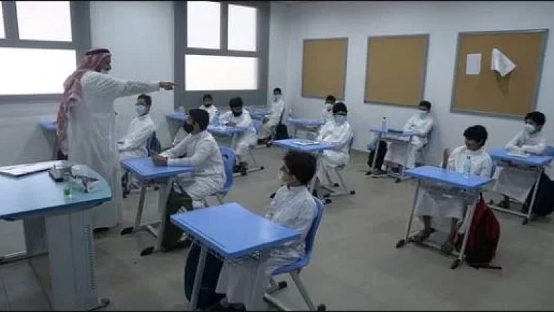 কারণ ছাড়া স্কুলে অনুপস্থিত সন্তান, জেল হতে পারে সৌদি মা–বাবার