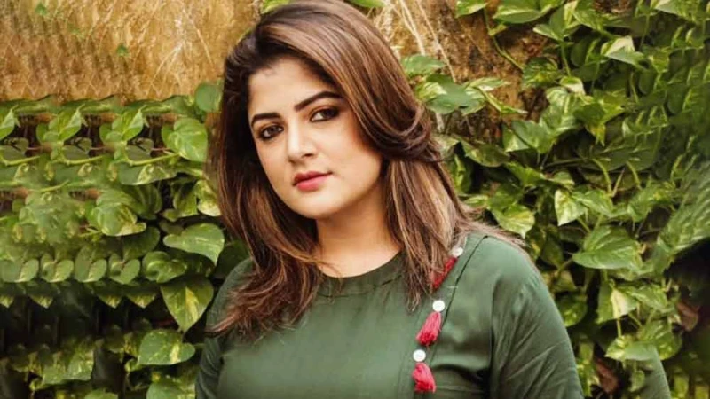 আবারও চর্চায় এলেন শ্রাবন্তী