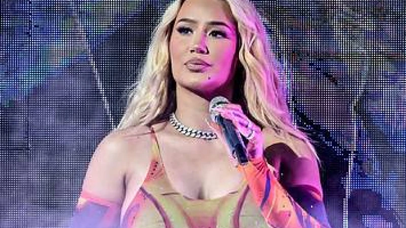 মাঝপথেই কনসার্ট বন্ধ করতে হলো সৌদি আরবে জনপ্রিয় গায়িকা ইগি অজালেয়াকে