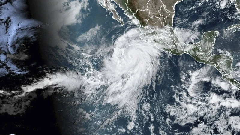 বুধবার দিনের শেষভাগে যুক্তরাষ্ট্রের ফ্লোরিডায় আঘাত হানতে পারে ঘূর্ণিঝড় ‘ইডালিয়া’