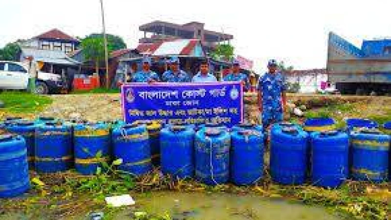 ১ কোটি ২৬ লাখ চিংড়ির রেণু জব্দ করে পদ্মা নদীতে অবমুক্ত