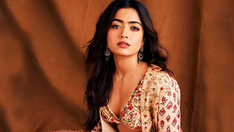 নতুন আলোচনায় কেন্দ্র রেশমিকা