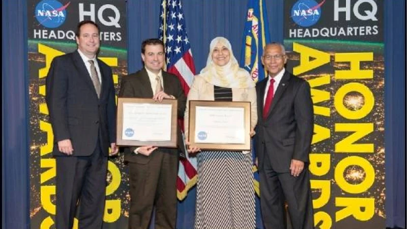 যে নারী হিজাব পরে মহাকাশ গবেষণা কেন্দ্রে কাজ করছেন