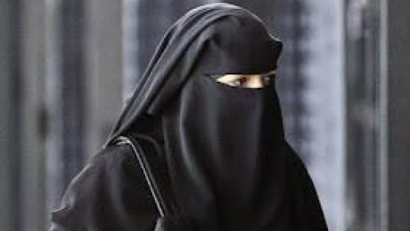 ইসলামের দৃষ্টিতে শিক্ষকের সামনে পর্দার বিধান কী