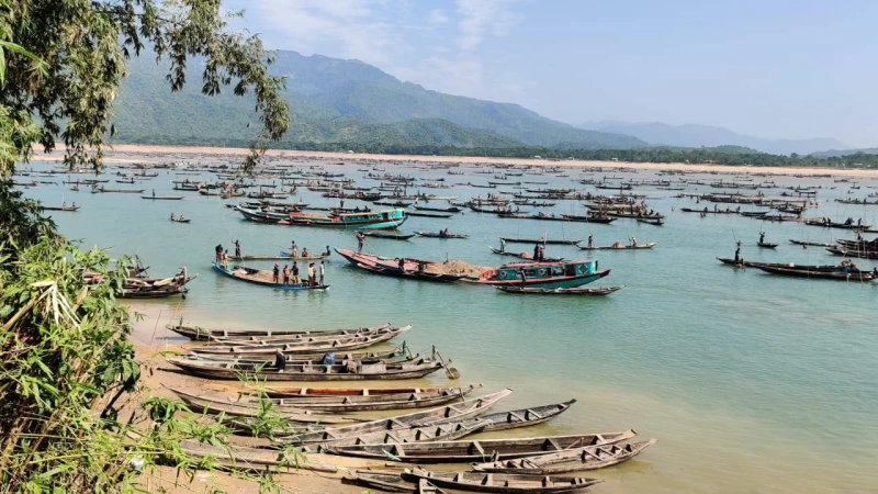 "সুনামগঞ্জের তাহিরপুরে  পাটলাই নদীতে খাস - কালেকশনের নামে চলছে  অবৈধ ভাবে চাঁদা বাজি "