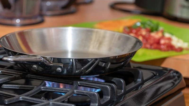 স্টিলের কড়াই বা কোনো তৈজসে রান্নার আগে যা জানা জরুরি
