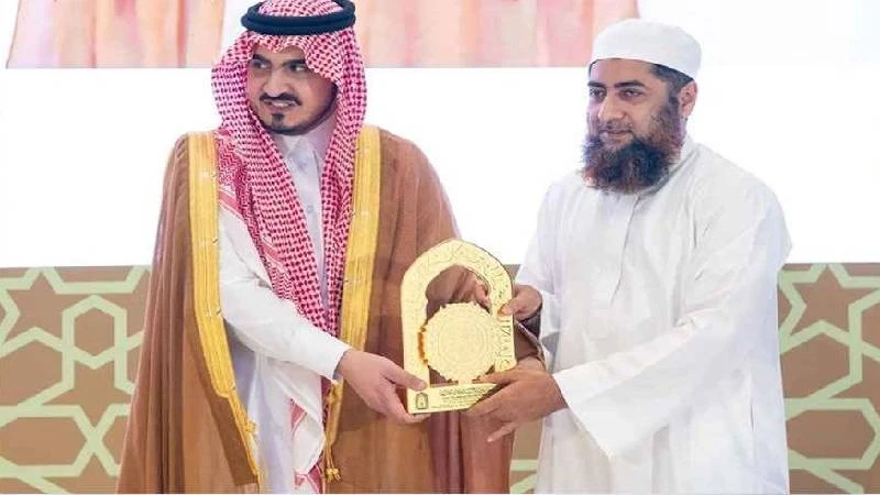 বাংলাদেশি আলেমকে পবিত্র মক্কায় বিশেষ সম্মাননা