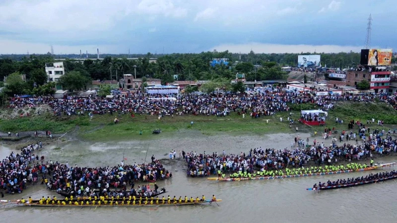 জামালপুরে ব্রহ্মপুত্র নদে গ্রামবাংলার ঐতিহ্যবাহী নৌকাবাইচ প্রতিযোগিতা