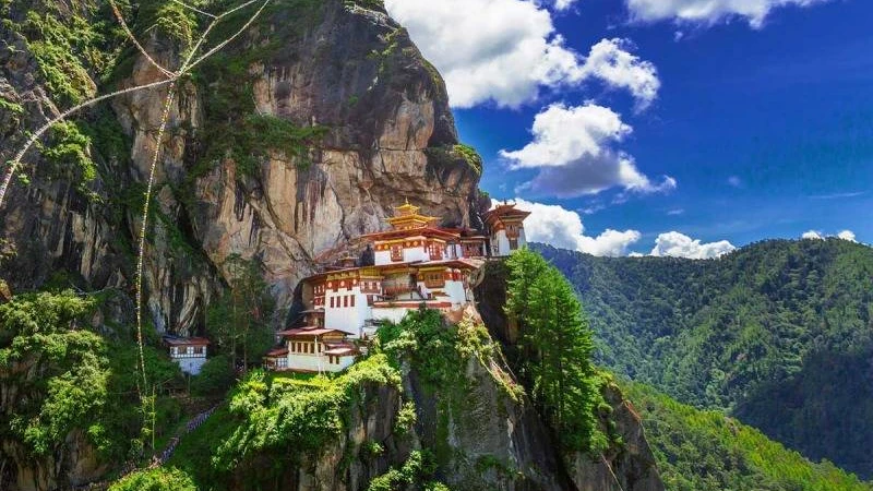 ভুটান কেন পর্যটক ফি কমালো