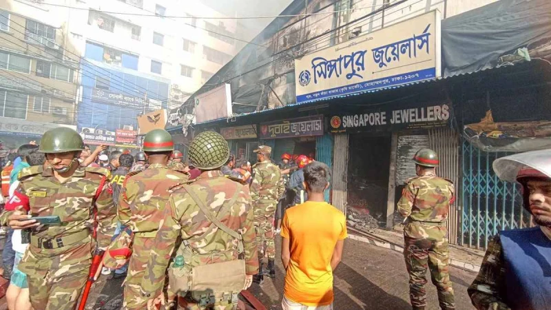 মোহাম্মদপুর কৃষি মার্কেটের ভয়াবহ আগুন নিয়ন্ত্রণে ফায়ার সার্ভিসকে সহায়তা যোগ দিয়েছে সেনা-নৌ-বিমানবাহিনী