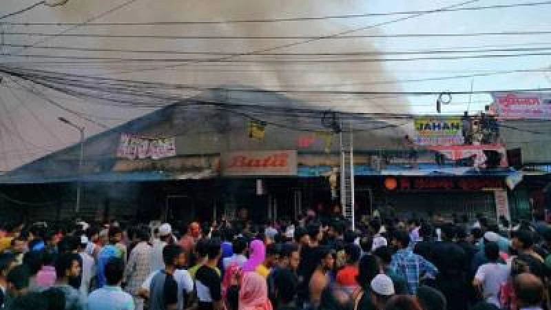 মোহাম্মদপুরের কৃষি মার্কেটে হক বেকারি থেকে আগুনের সূত্রপাত ঘটে