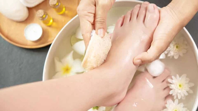 পেডিকিউর-ম্যানিকিউরের কয়েকটি ধাপ অনুসরণ